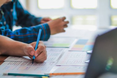 Pürüzsüz Odak, bir grup web tasarımcısı UI / UX Front Designer Preview ile mobil yanıt veren bir web sitesi geliştirmek için birlikte çalışıyorlar. Web sitesi geliştirme konsepti UI / UX ön uç tasarımcısı.