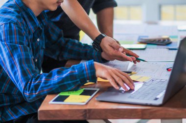 Pürüzsüz Odak, bir grup web tasarımcısı UI / UX Front Designer Preview ile mobil yanıt veren bir web sitesi geliştirmek için birlikte çalışıyorlar. Web sitesi geliştirme konsepti UI / UX ön uç tasarımcısı.