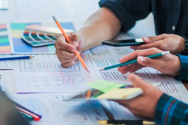 Pürüzsüz Odak, bir grup web tasarımcısı UI / UX Front Designer Preview ile mobil yanıt veren bir web sitesi geliştirmek için birlikte çalışıyorlar. Web sitesi geliştirme konsepti UI / UX ön uç tasarımcısı.