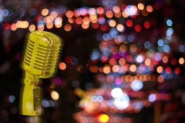 Pürüzsüz Odaklanma, Gece Kulübü 'nün gece karanlığındaki renkli bokeh ışıklarının arkasındaki klasik altın mikrofon, şarkıcıların ve oyuncuların sahnede zaman geçirmesi için hazırlanmış bir mikrofondur..