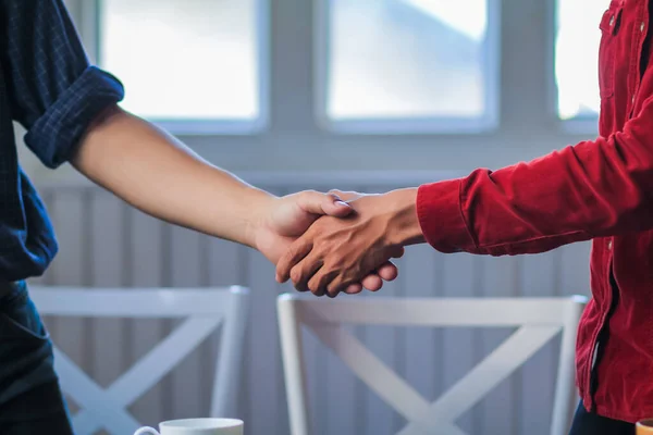 Foco Suave Empresários Handshake Para Mostrar Negócio Para Fazer Negócios — Fotografia de Stock