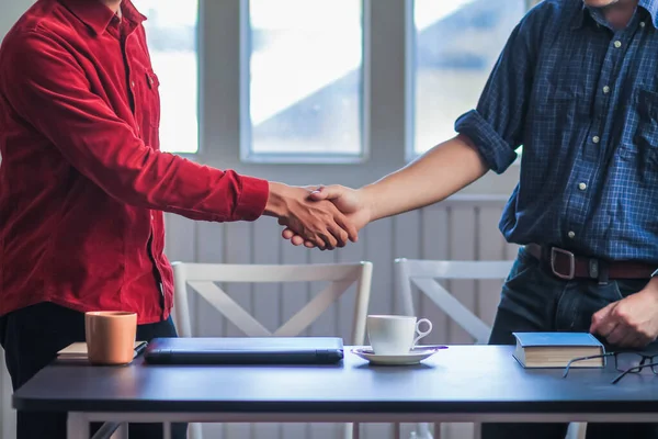 Soft Focus Handshake Επιχειρηματίες Για Δείξει Συμφωνία Κάνουν Επιχειρήσεις Μαζί — Φωτογραφία Αρχείου