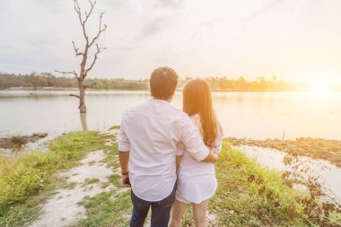 Sevgililer Günü sabahı güzel manzarayı görmek için koridorda el ele yürürler ve sonsuza dek birbirlerine göz kulak olacaklarına söz verirler. Sevgililer Günü 'nde aşkı anlatma fikri