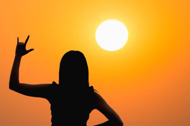 Kız anlamlı bir işaret dili belirtmek için elini kaldırıyor. Sevgiline seni doğanın bulanık arka planında sevdiğimi söyle. Sevgililer Günü 'nde aşkı anlatan semboller gösterme konsepti