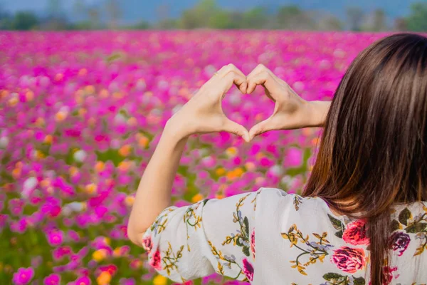 Das Mädchen Hob Ihre Hand Ein Sinnvolles Herzförmiges Symbol Zeigen — Stockfoto