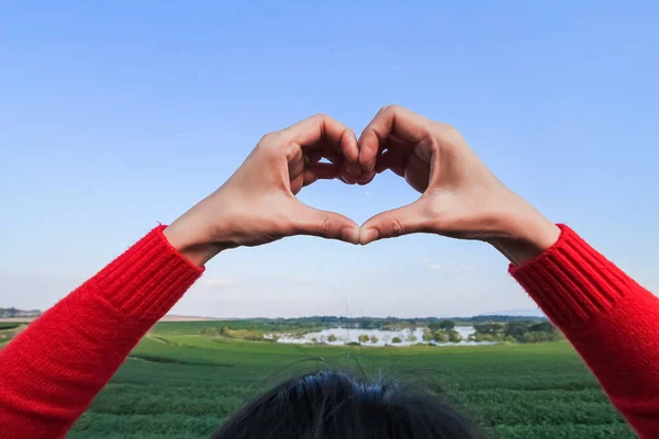 Het Meisje Steekt Haar Hand Een Betekenisvol Hartvormig Symbool Tonen — Stockfoto