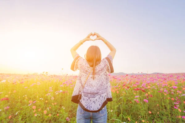 Das Mädchen Hob Ihre Hand Ein Sinnvolles Herzförmiges Symbol Zeigen — Stockfoto