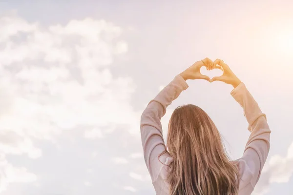 Silhueta Menina Pintada Mão Símbolo Forma Coração Amor Compaixão Amizade — Fotografia de Stock