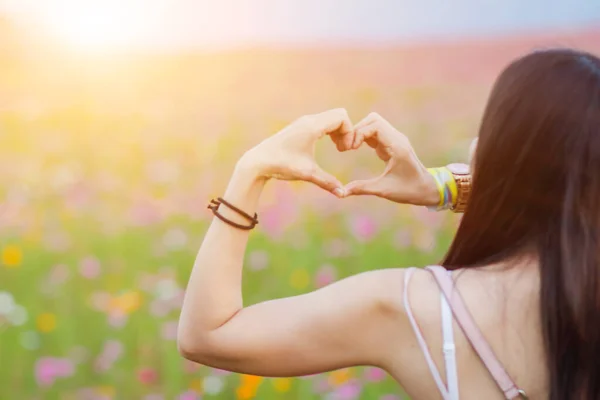 Das Mädchen Hob Ihre Hand Ein Sinnvolles Herzförmiges Symbol Zeigen — Stockfoto