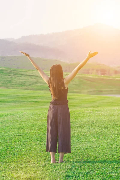 부드럽고 부드러운 소녀는 하나님의 하나님의 축복을 아침에 햇빛을 흐리게 배경에 — 스톡 사진