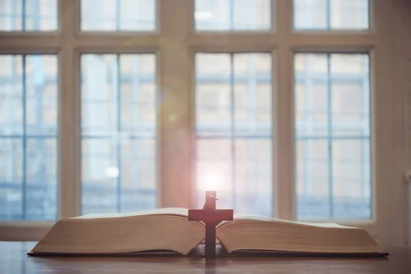 Bíblia Colocada Sobre Mesa Foi Aberta Para Aprender Entender Bíblia — Fotografia de Stock