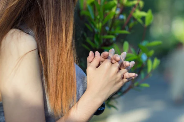 Uma Jovem Mulher Mostra Símbolo Oração Deus Pelas Bênçãos Senhor — Fotografia de Stock