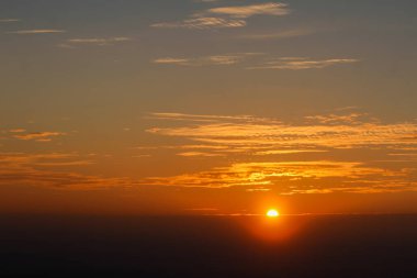 Alacakaranlık sırasında gökyüzü ve akşam güneşinin bulanık görüntüsü güneş batıp kararmadan önce güzel bir renk ışığı yaratır. Gün batımından önce alacakaranlıkta gökyüzünün güzel renkleri.