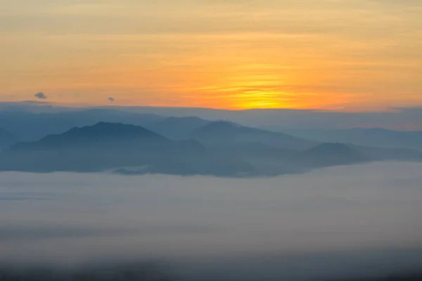 Vista Borrosa Del Cielo Sol Tarde Durante Crepúsculo Crean Una — Foto de Stock