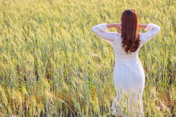 Eine Frau Vintage Kleid Streckt Sich Morgens Nach Dem Aufwachen — Stockfoto