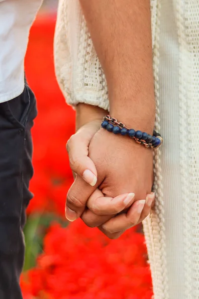 Couple Valentin Marchent Joyeusement Main Dans Main Dans Jardin Fleurs — Photo