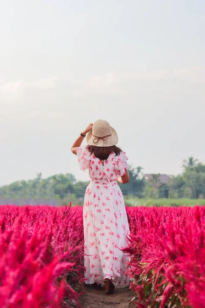 Eine Frau Einem Vintage Kleid Streckt Sich Morgens Nach Dem — Stockfoto