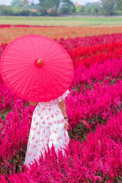 Une Femme Robe Vintage Étire Dans Champ Fleurs Rouges Matin — Photo