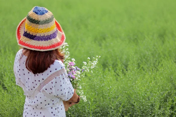 Eine Frau Vintage Kleid Streckt Sich Morgens Nach Dem Aufwachen — Stockfoto