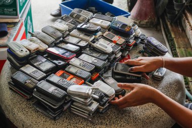 Chiang Mai Thai 15 Haziran 2017 Birçok eski cep telefonu toksik e-atık olarak atılıyor, ama aynı zamanda değerli metalleri geri dönüştürmek için eski cep telefonu veya e-atık satın alan insanlar da var..
