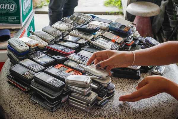 Chiang Mai Thai 15 Haziran 2017 Birçok eski cep telefonu toksik e-atık olarak atılıyor, ama aynı zamanda değerli metalleri geri dönüştürmek için eski cep telefonu veya e-atık satın alan insanlar da var..