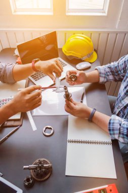 Mühendisler ve tasarımcılar, makinenin güvenli çalışması ve müşterilerin istediği gibi tasarlanması ve hesaplanması için makine yapısı hakkında tartışmak ve danışmak üzere bir araya geldiler..