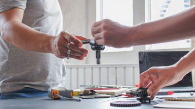 Fabrika makine mühendisliği ekibi, büyük makinelerin çalışma sisteminde dişli setleri gerekli olduğu için, makineleri mükemmel çalıştırmak için ekipman dizayn ediyor ve geliştiriyor..