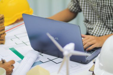 Planlar ve belgeler, tasarımcılar, mühendisler ve ustabaşı ekiplerinin planlandığı gibi inşaat çalışmalarını denetlemeleri için masaların üzerine yerleştirildi..