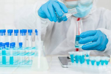 Tıbbi Araştırma Merkezi 'nden bir grup doktor, daha ağır koronavirüs covid-19 türünü inceliyor ve yeni koronavirüs covid-19 aşısını üreterek önlemenin yollarını arıyor..