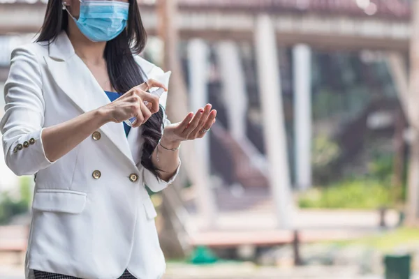 Una Giovane Donna Affari Usa Uno Spray Alcolico Sul Palmo — Foto Stock