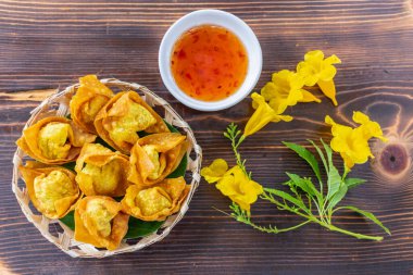 Tavuk, sebze ve baharata sarılmış çıtır börekler restoranın içindeki ahşap bir masada beyaz bir tabakta servis edilir. Kızarmış hamur tatları lezzetleriyle ünlüdür..