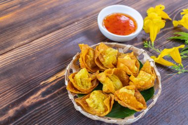 Tavuk, sebze ve baharata sarılmış çıtır börekler restoranın içindeki ahşap bir masada beyaz bir tabakta servis edilir. Kızarmış hamur tatları lezzetleriyle ünlüdür..