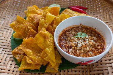 Tavuk, sebze ve baharata sarılmış çıtır börekler restoranın içindeki ahşap bir masada beyaz bir tabakta servis edilir. Kızarmış hamur tatları lezzetleriyle ünlüdür..