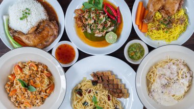 Birçok tabak beyaz tabakta servis edilir ve ardından aile bireyleri ve arkadaşlar için ahşap masalarda hazırlanır. Partiye hazırlanmak için bir sürü yemek hazırlıyorum..