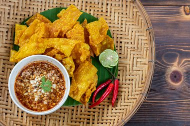 Tavuk, sebze ve baharata sarılmış çıtır börekler restoranın içindeki ahşap bir masada beyaz bir tabakta servis edilir. Kızarmış hamur tatları lezzetleriyle ünlüdür..