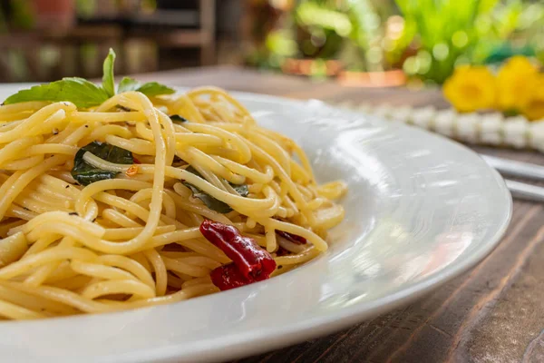 Spaghetti Stekt Med Tomatsås Och Malet Kyckling Het Thailändsk Stil — Stockfoto