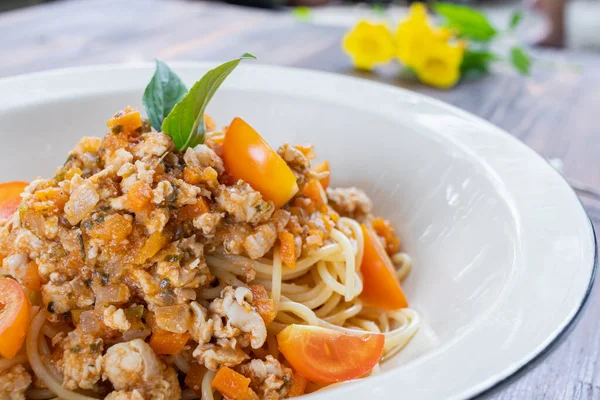 Spaghetti Smażone Sosem Pomidorowym Mielonym Kurczakiem Gorącym Tajskim Stylu Tender — Zdjęcie stockowe