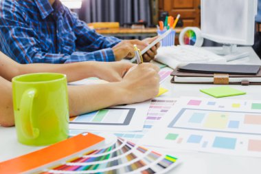 Web tasarımcıları UI UX UX Front Designer Önizleme Web Sitesi Geliştirme UI UX ön uç tasarımcısı, evden çalışma ile ilgili web teçhizatı geliştirmek için birlikte çalışıyorlar.