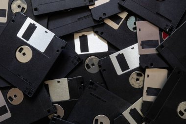 Kare disket, küçük kapasiteli eski bir bilgisayarda veri depolamak için kullanılan manyetik bir diskettir. Ama o günlerde disketler hala popülerdi çünkü başka alternatif yoktu..