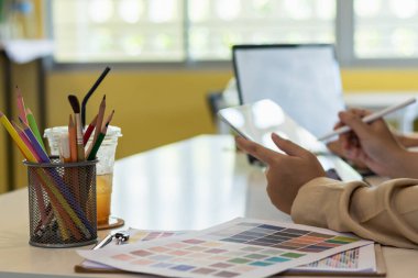 Genç tasarımcılardan oluşan bir ekip, tasarım ve tanıtım pazarlaması için işe aldıkları müşterilerin ürün stillerini tartışıyor ve tartışıyorlar. Promosyon ürün tasarımı kavramı