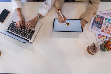 Genç tasarımcılardan oluşan bir ekip, tasarım ve tanıtım pazarlaması için işe aldıkları müşterilerin ürün stillerini tartışıyor ve tartışıyorlar. Promosyon ürün tasarımı kavramı