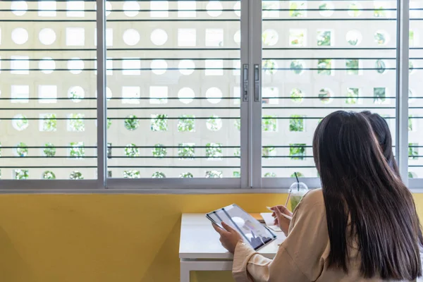 Equipo Jóvenes Diseñadores Están Discutiendo Discutiendo Los Estilos Productos Los —  Fotos de Stock