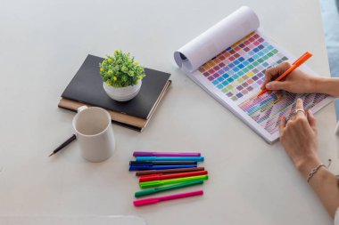 Genç tasarımcılar xui web sitesi tasarımlarında kullanmak için renk şemaları seçiyorlar ve onları verimli yapmak için ux ui Front Designer Preview ile mobil yanıt veren web geliştiricileri ile çalışıyorlar.