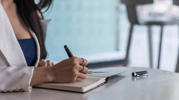 Uma Mulher Asiática Senta Sua Mesa Escritório Usa Uma Caneta — Fotografia de Stock