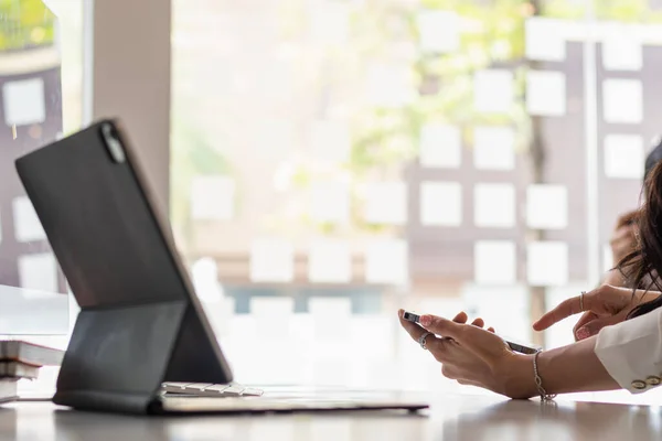 Businesswoman Używa Smartfona Aby Komunikować Się Sprawdzać Pracę Domu Online — Zdjęcie stockowe