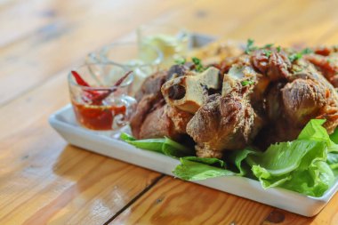 Alman domuz budu, fırında patates ve sos ile servis edilir. Yemek masasının üzerine koyulan beyaz seramik tabakta domuz budu, akşam yemeği ziyafetine hazır olsun diye..