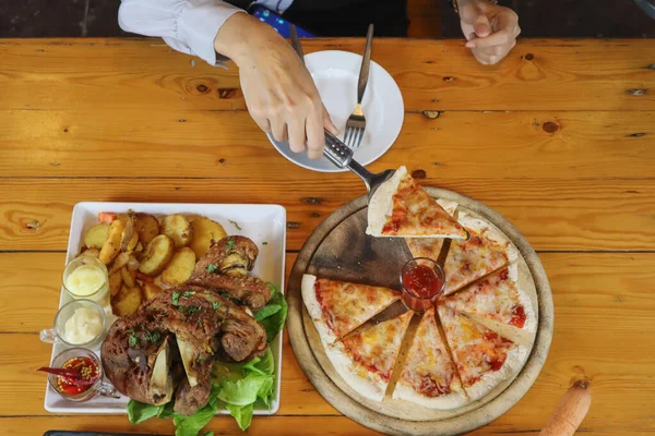 Una Giovane Donna Felice Vedere Cibo Tavola Scegliere Menu Della — Foto Stock