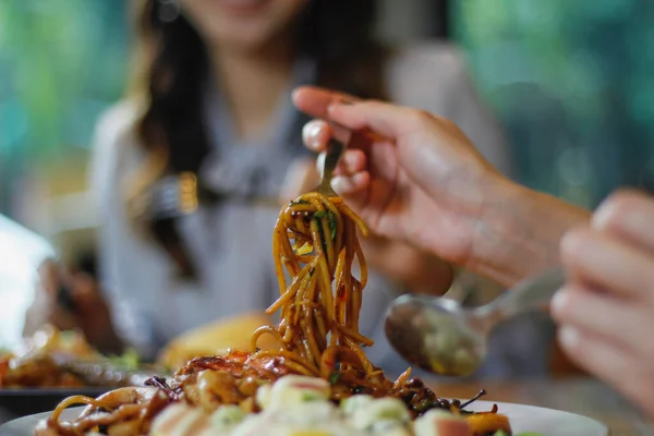 Donna Asiatica Che Mangia Spaghetti Con Salsa Frutti Mare Piccante — Foto Stock