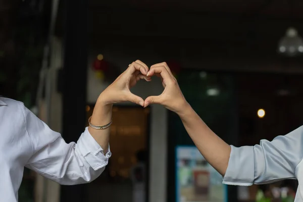 Dos Mejores Amigos Juntaron Sus Manos Como Símbolo Del Corazón —  Fotos de Stock