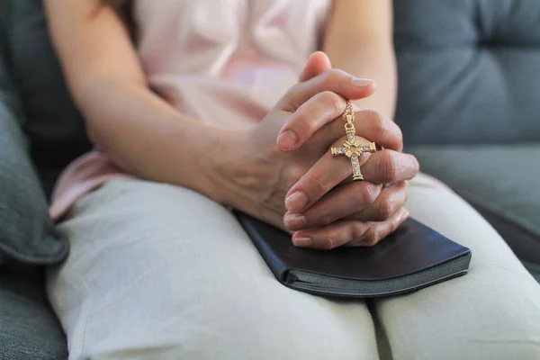 Het Meisje Houdt Het Kruis Haar Hand Plaatst Het Bijbel — Stockfoto